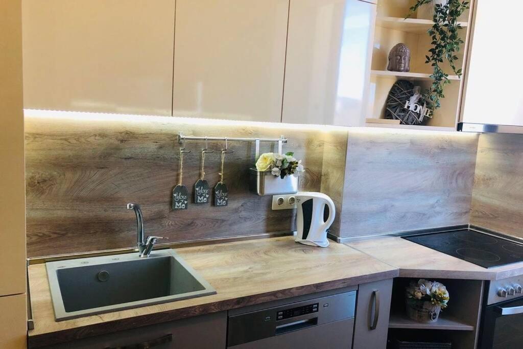 Lovely 3-Bedroom Apartment For 7 Ppl At The Centre Varna Ngoại thất bức ảnh